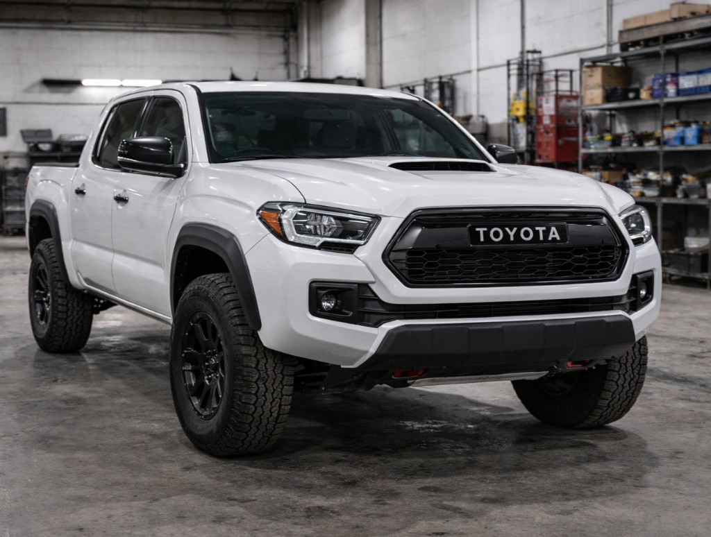 Après réparation — Toyota Tacoma blanc restauré dans l’atelier