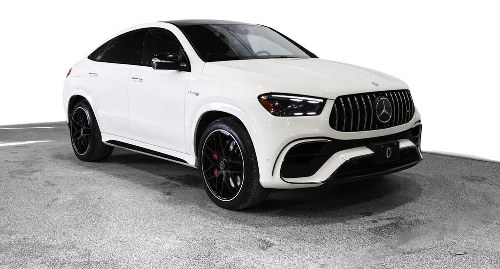 Mercedes-Benz GLE Coupé blanc, vue trois quarts avant en studio