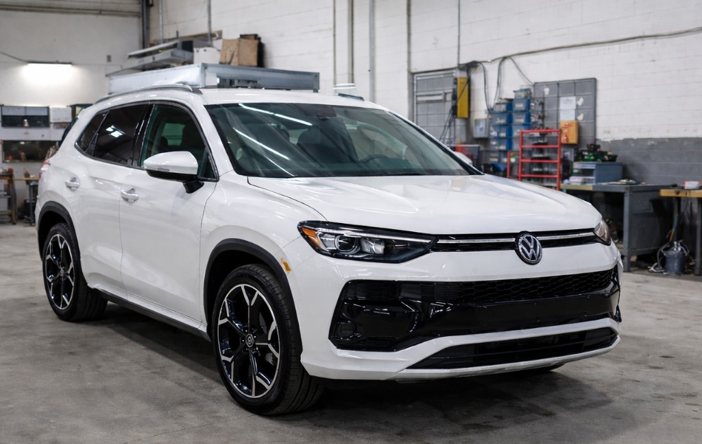 Volkswagen SUV blanc à l’atelier de carrosserie